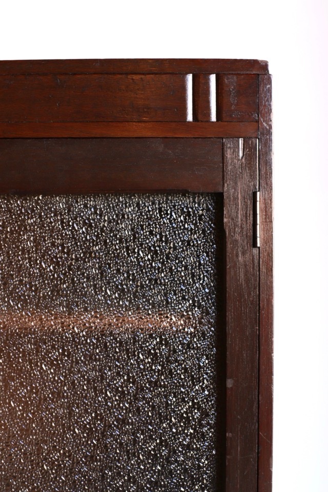 ダイヤガラスの戸棚