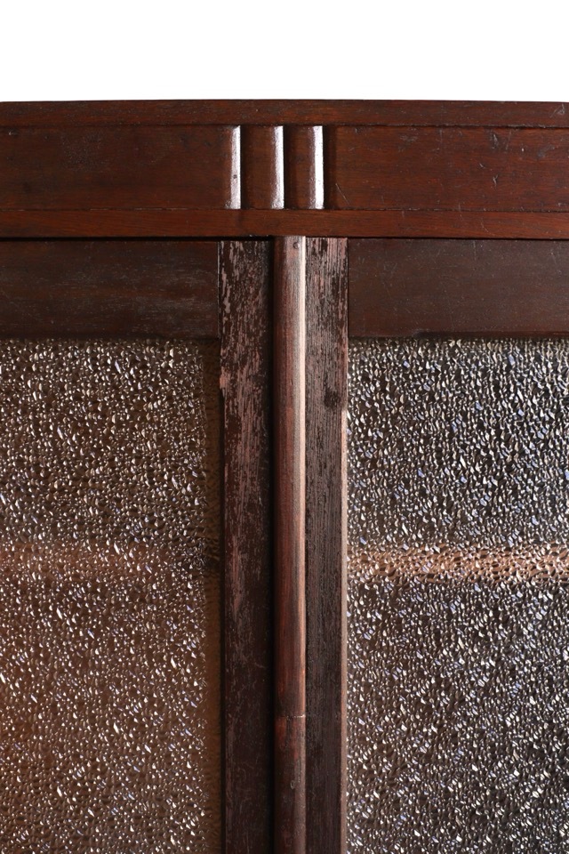 ダイヤガラスの戸棚