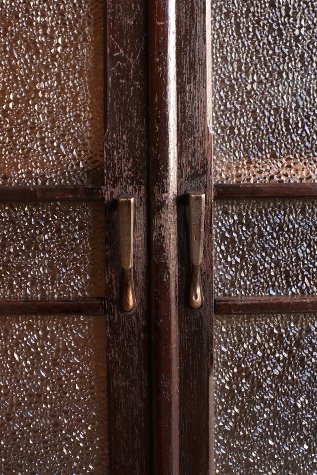 ダイヤガラスの戸棚