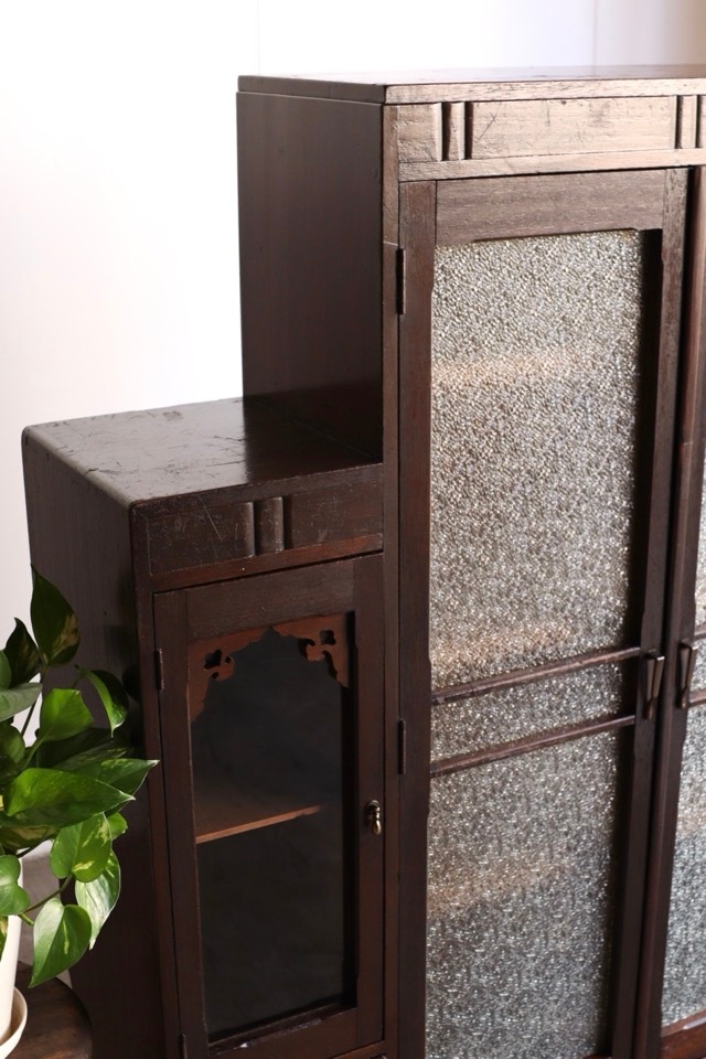 ダイヤガラスの戸棚