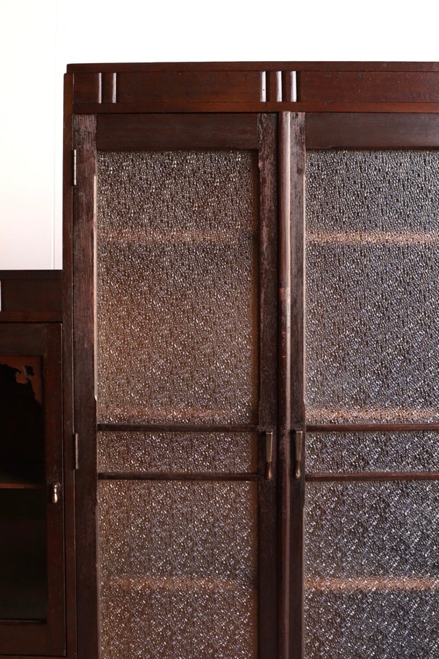 ダイヤガラスの戸棚