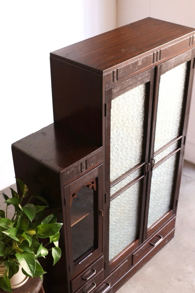 ダイヤガラスの戸棚