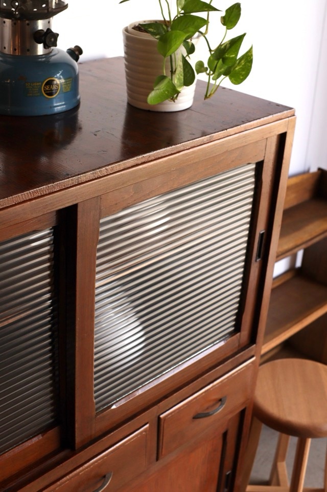 モールガラスの引戸棚