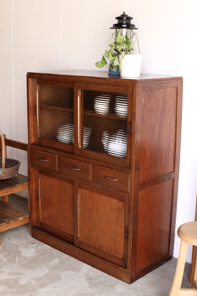 モールガラスの引戸棚