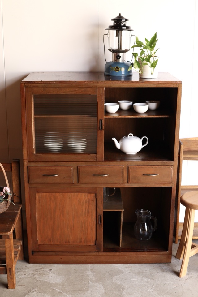 モールガラスの引戸棚