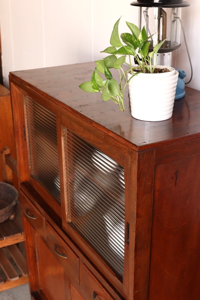 モールガラスの引戸棚