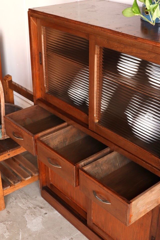 モールガラスの引戸棚