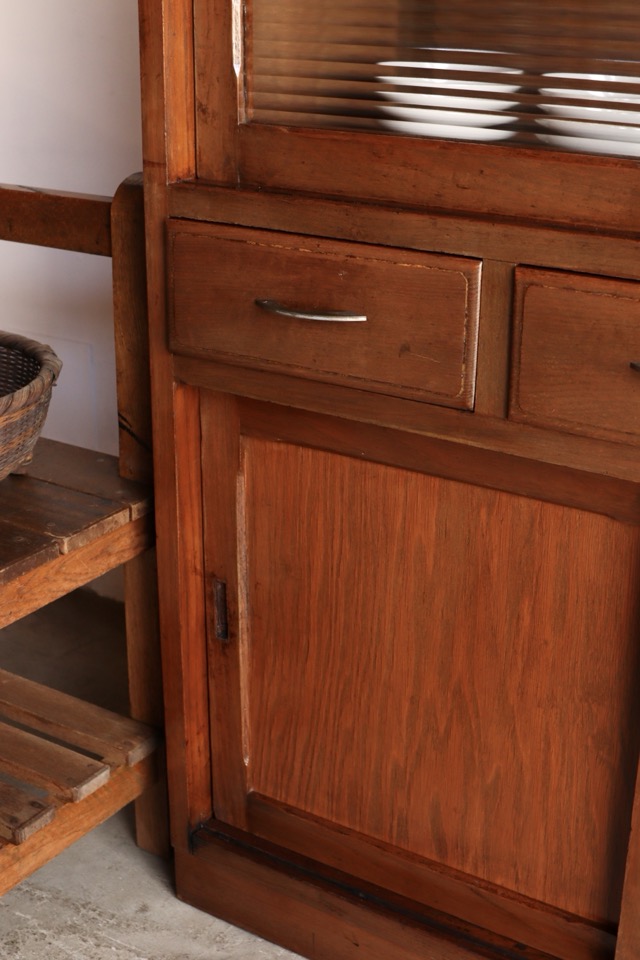 モールガラスの引戸棚