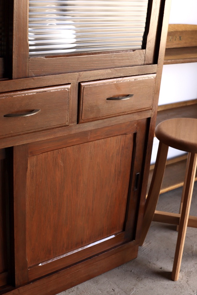 モールガラスの引戸棚