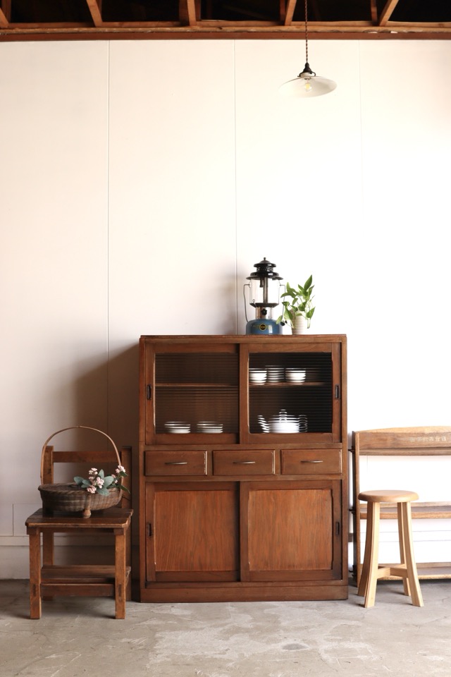 モールガラスの引戸棚