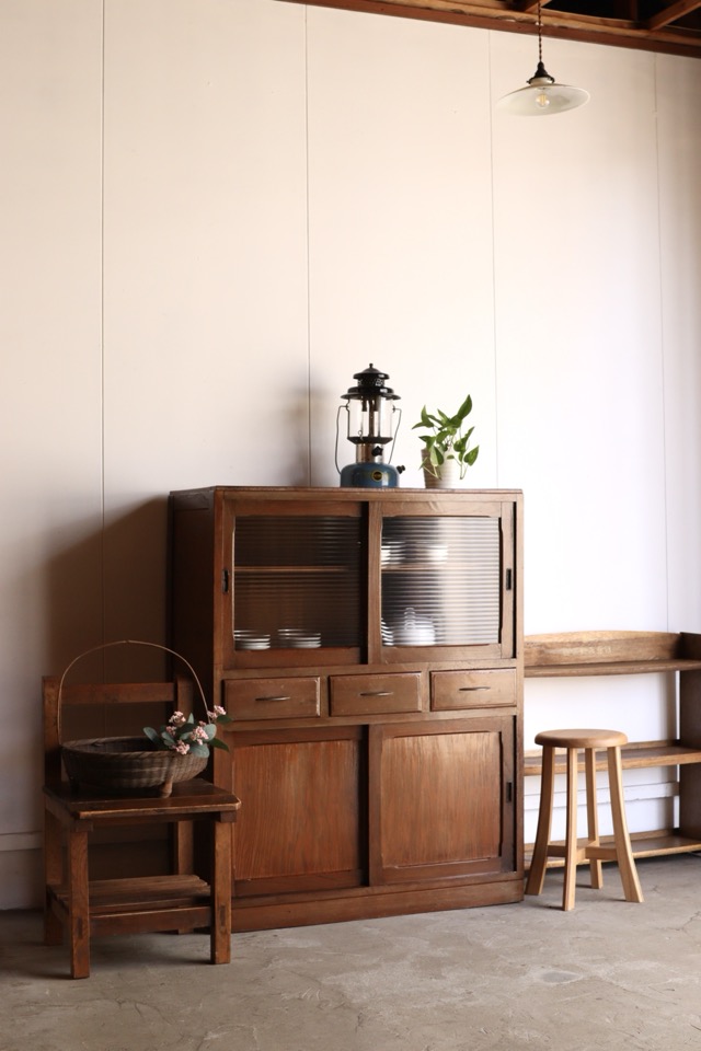 モールガラスの引戸棚