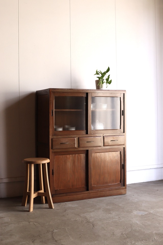 モールガラスの引戸棚