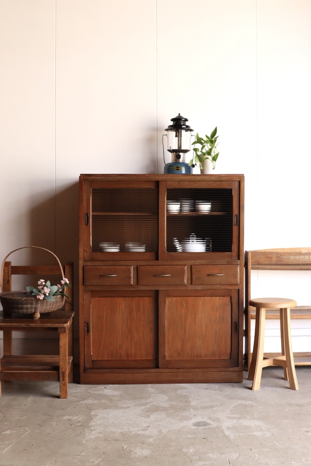 モールガラスの引戸棚