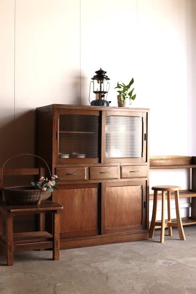 モールガラスの引戸棚