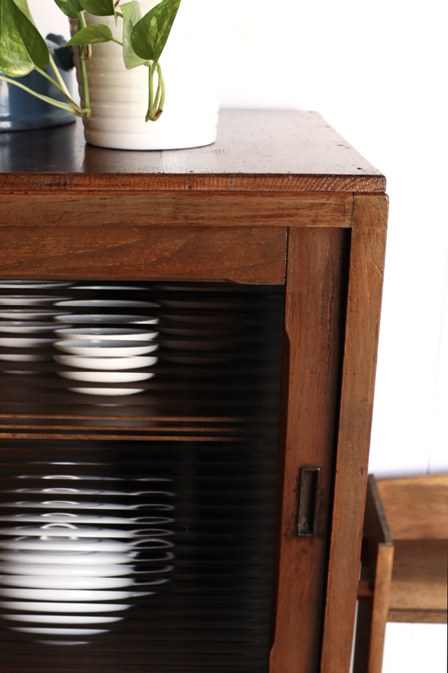 モールガラスの引戸棚