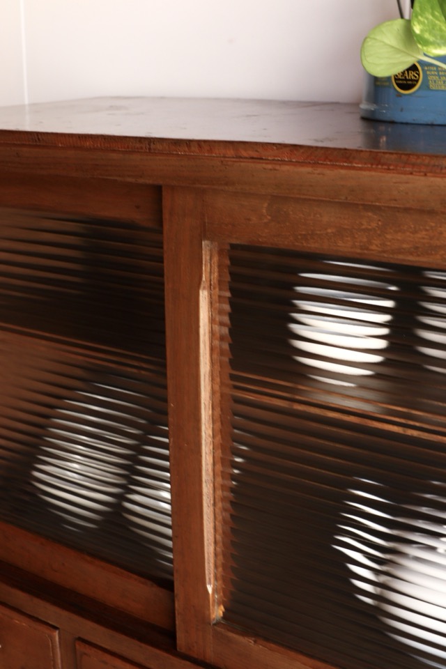 モールガラスの引戸棚