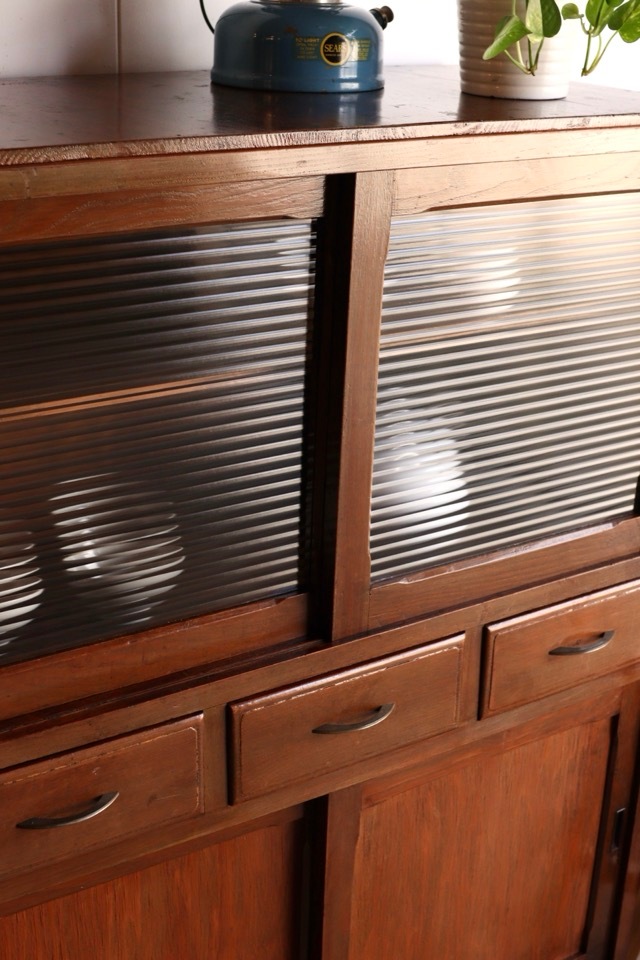 モールガラスの引戸棚