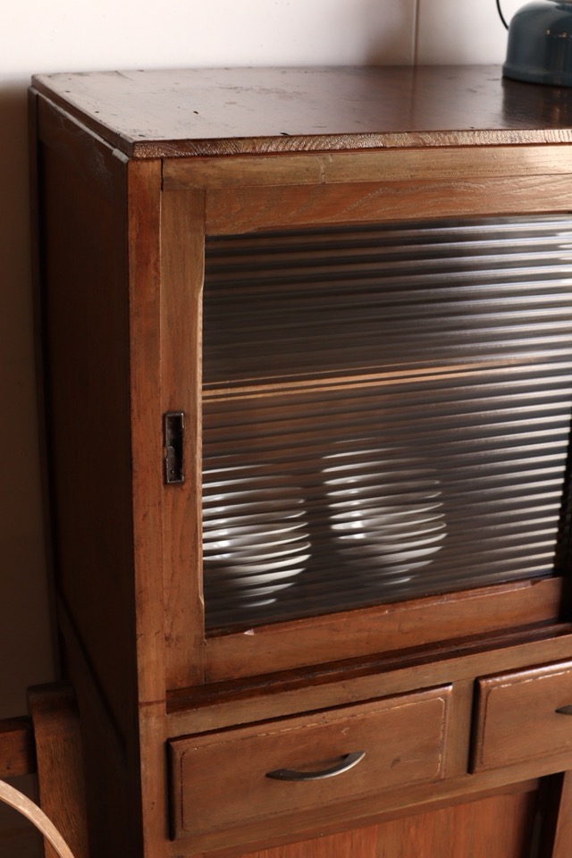 モールガラスの引戸棚