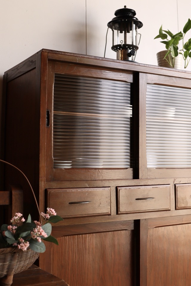 モールガラスの引戸棚