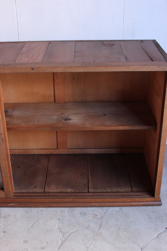 横長ガラス引戸棚