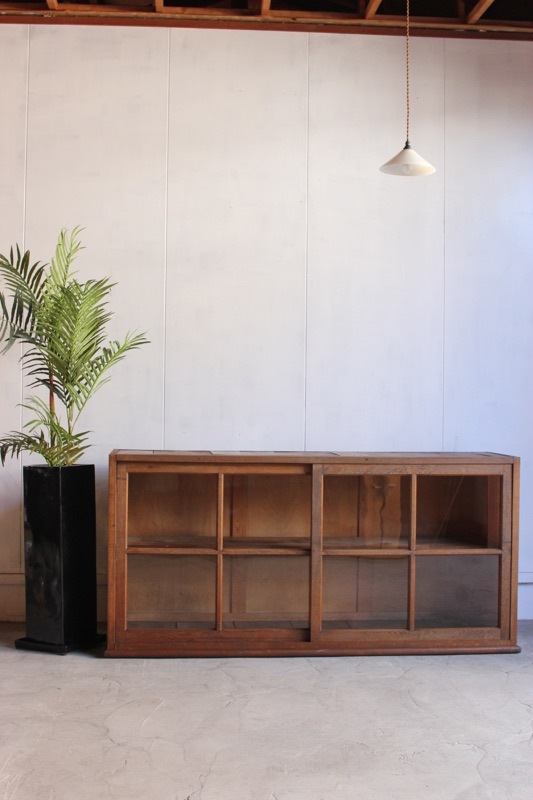 横長ガラス引戸棚