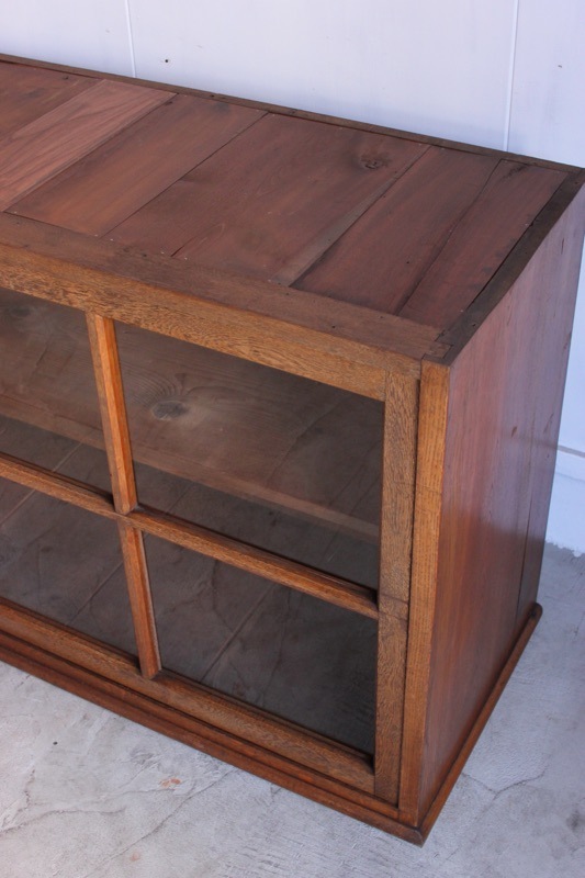 横長ガラス引戸棚