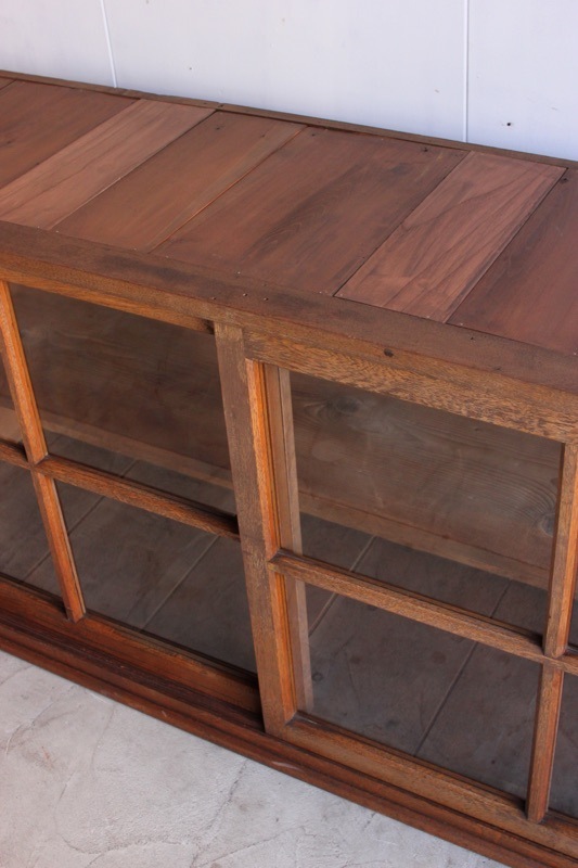 横長ガラス引戸棚