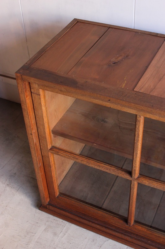 横長ガラス引戸棚