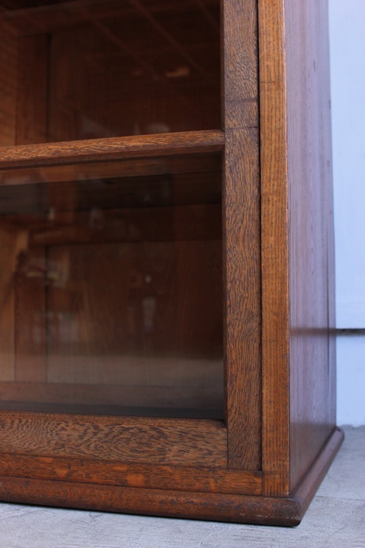 横長ガラス引戸棚