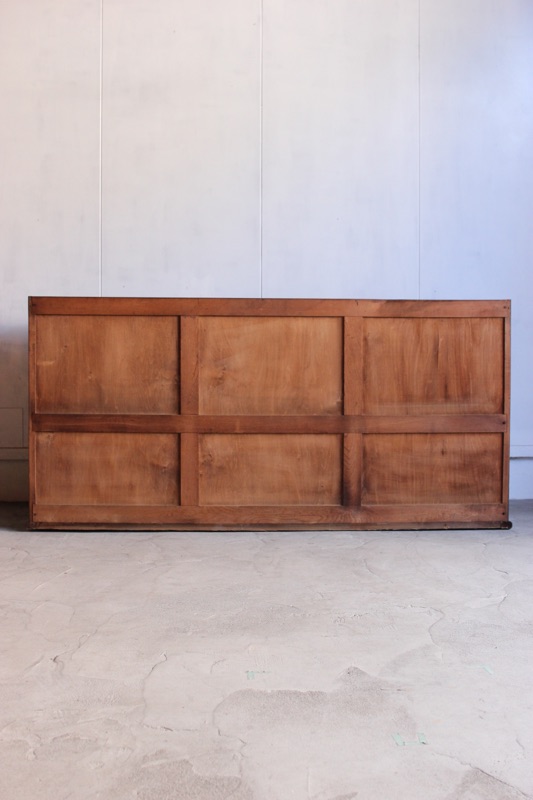 横長ガラス引戸棚