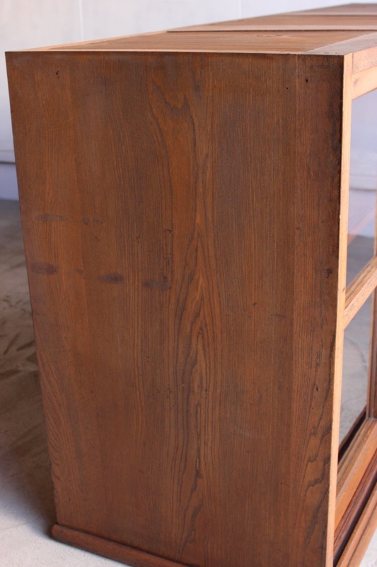 横長ガラス引戸棚