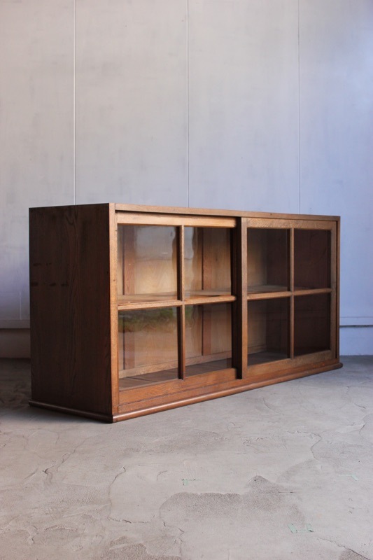 横長ガラス引戸棚