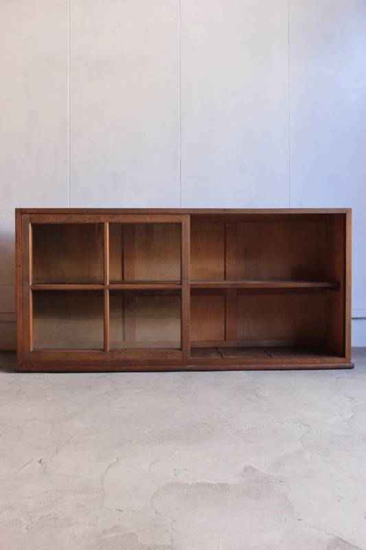 横長ガラス引戸棚