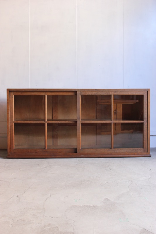 横長ガラス引戸棚