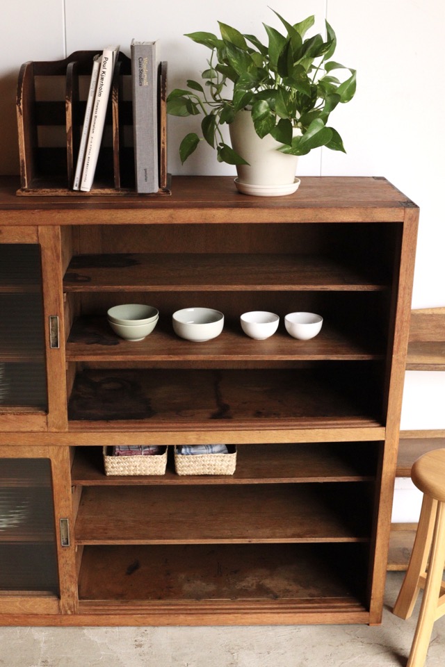 モールガラスの引戸棚