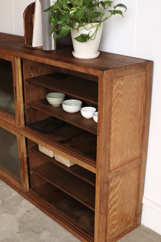 モールガラスの引戸棚