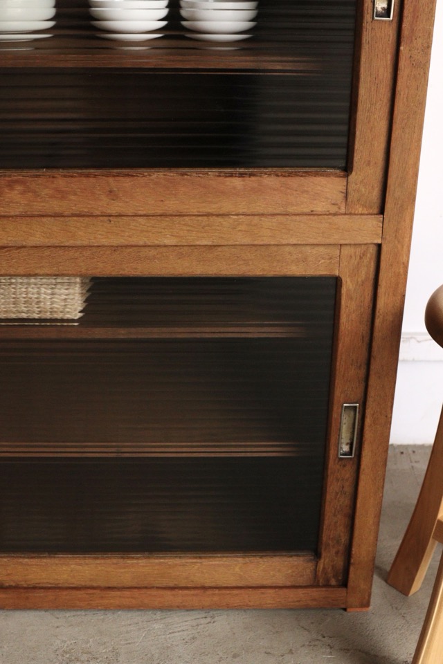 モールガラスの引戸棚