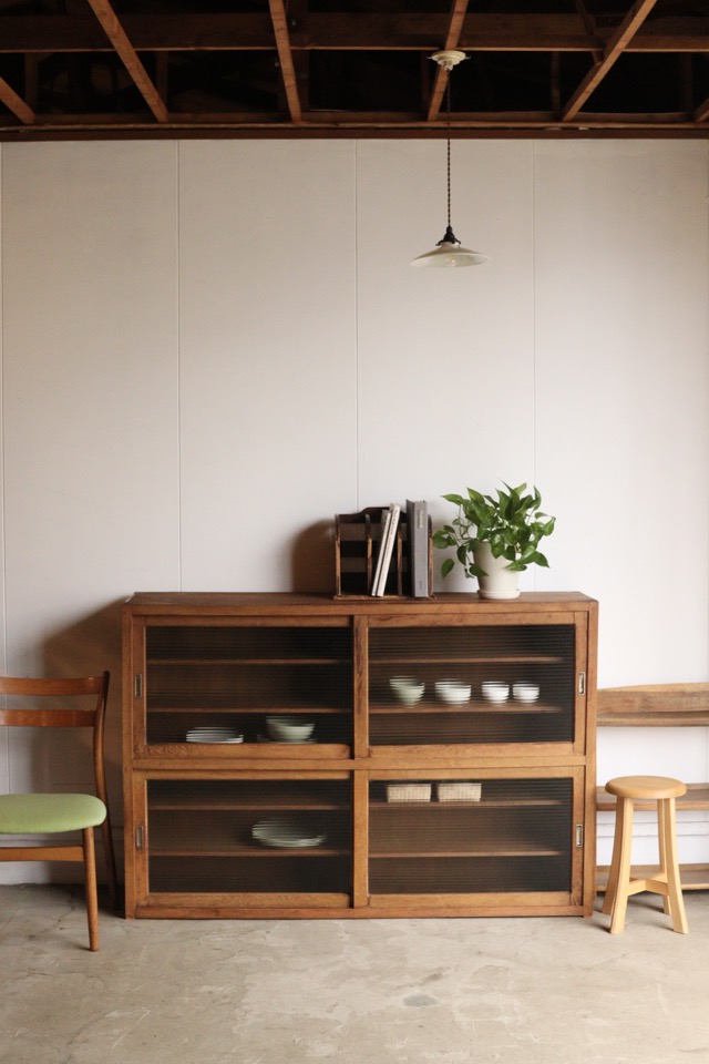 モールガラスの引戸棚