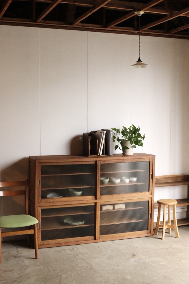 モールガラスの引戸棚