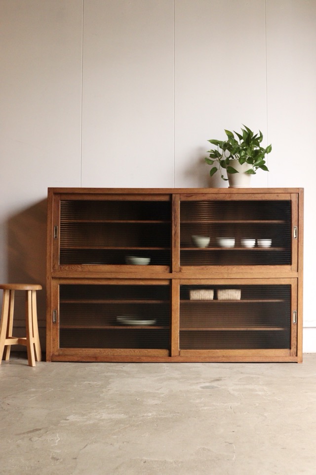 モールガラスの引戸棚