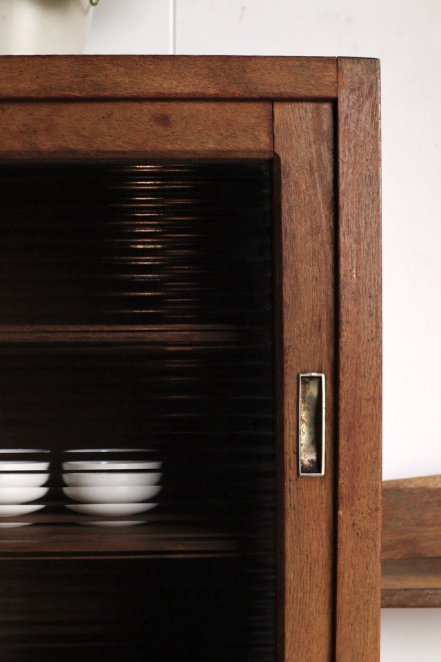 モールガラスの引戸棚