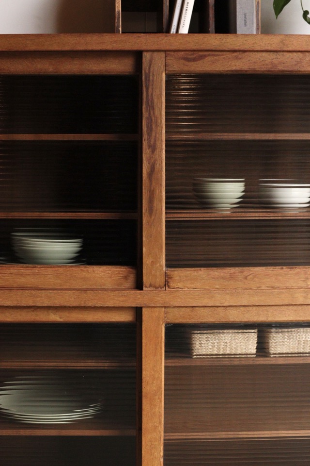 モールガラスの引戸棚