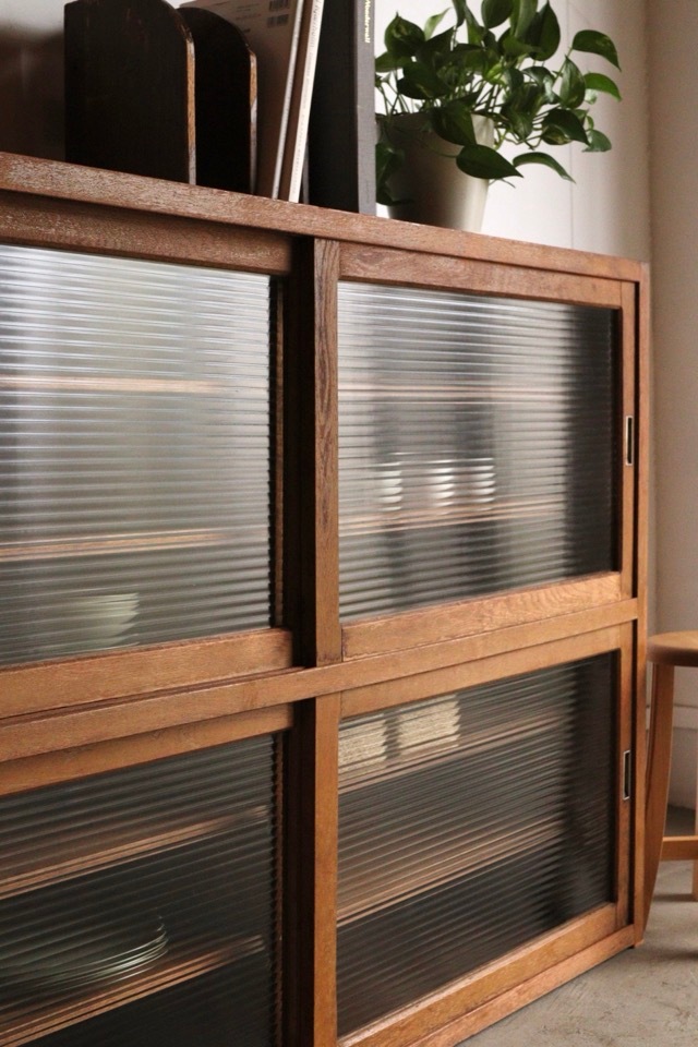 モールガラスの引戸棚