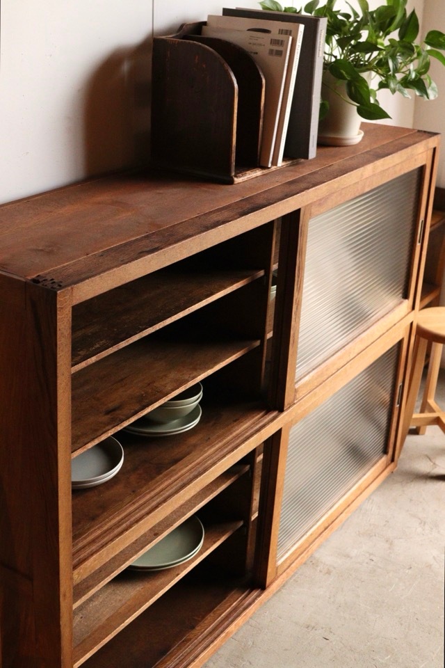 モールガラスの引戸棚