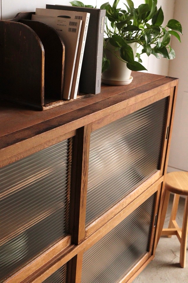 モールガラスの引戸棚