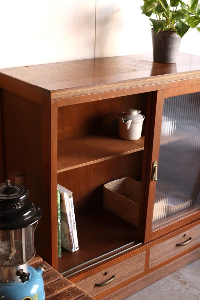 モールガラスの引戸棚