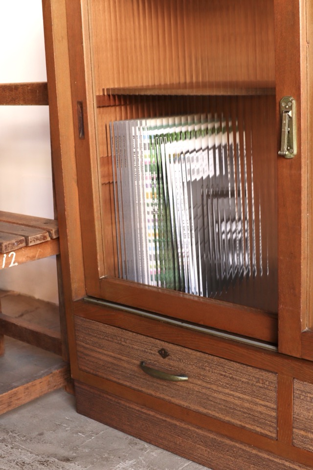 モールガラスの引戸棚 | 全ての商品 - 古家具古道具 そうすけ
