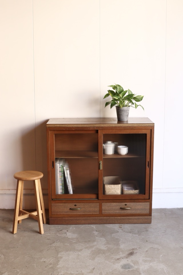 モールガラスの引戸棚