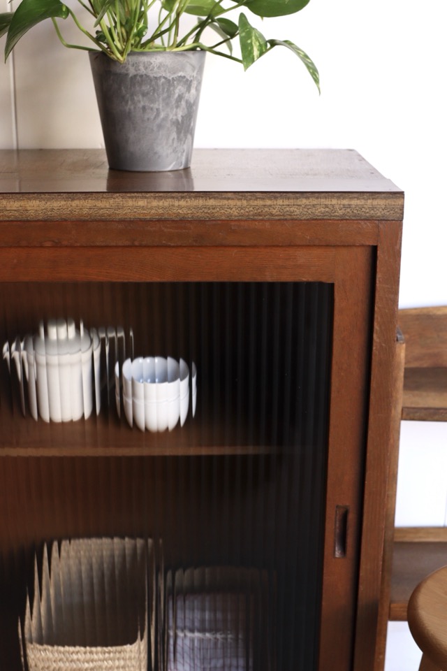 モールガラスの引戸棚