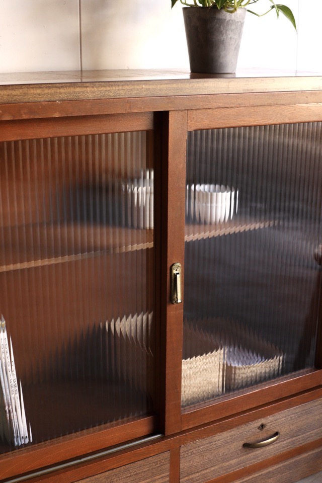 モールガラスの引戸棚